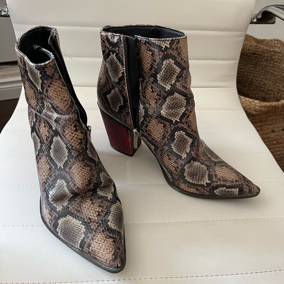 Design Lab Snakeskin booties size 8.5 - Picture 2 of 2